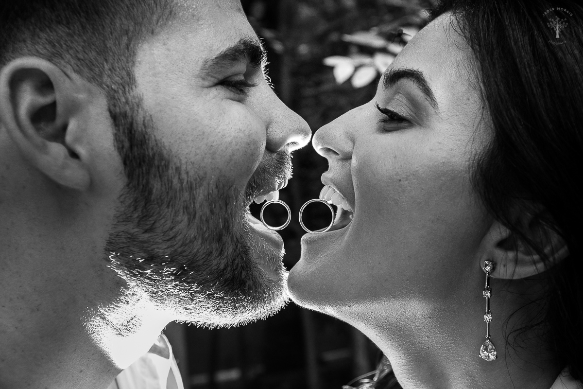 foto-aliancas-na-boca-dos-noivos