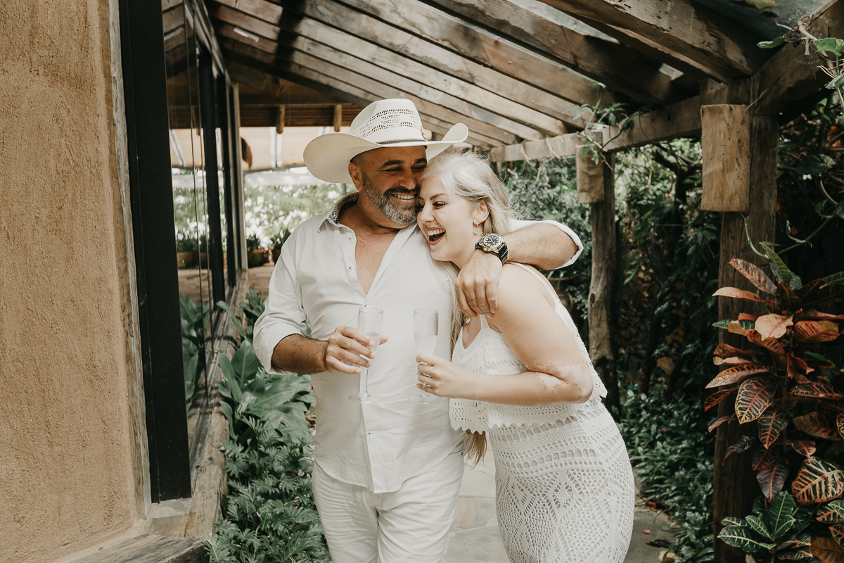 abraco-noivos-ilhabela