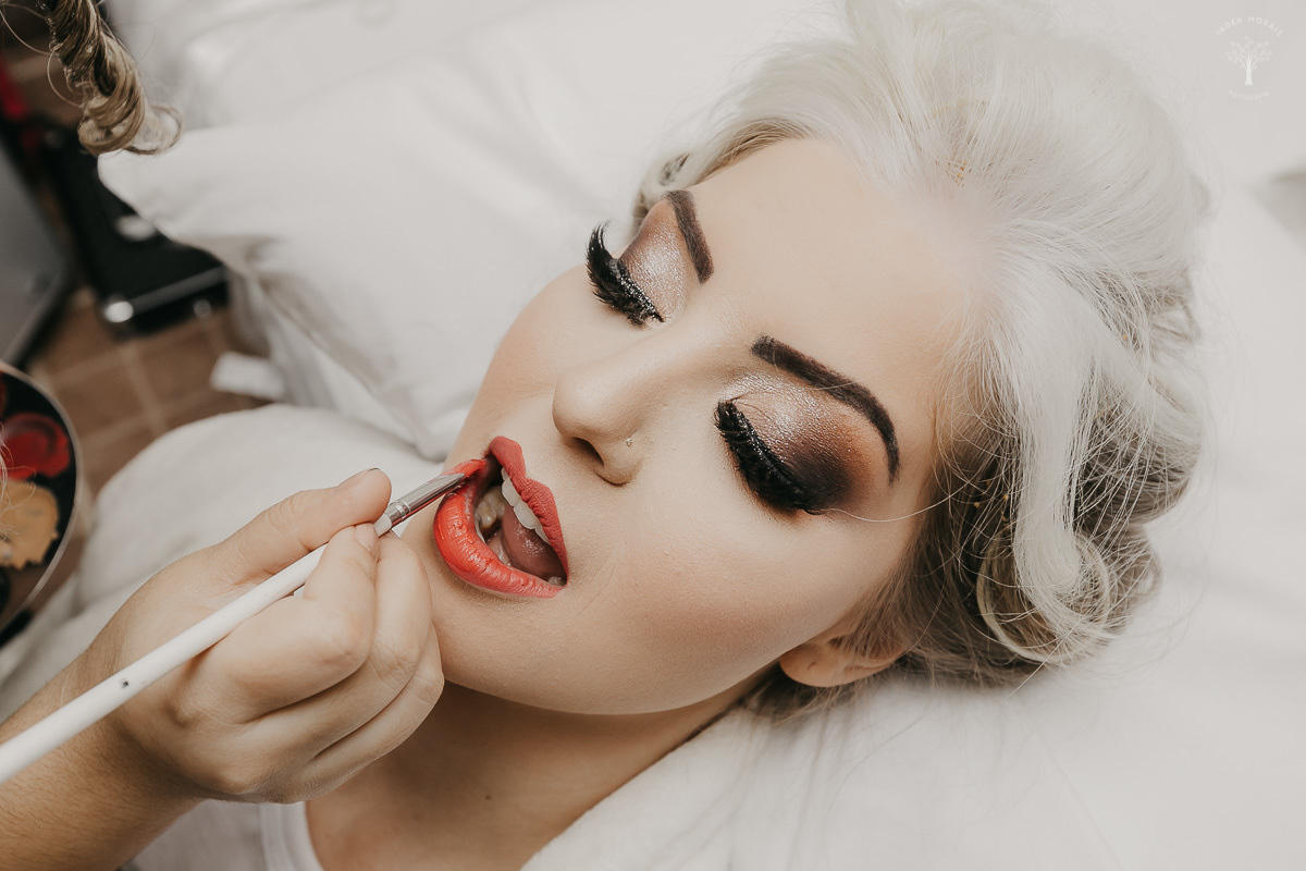 noiva passa batom na tonalidade vermelha