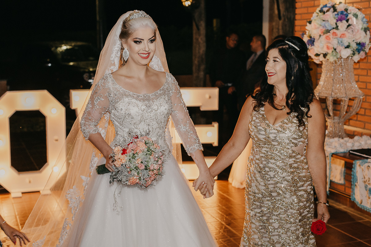 noiva entra no salão na lagoa santa rita segurando na mão da mãe