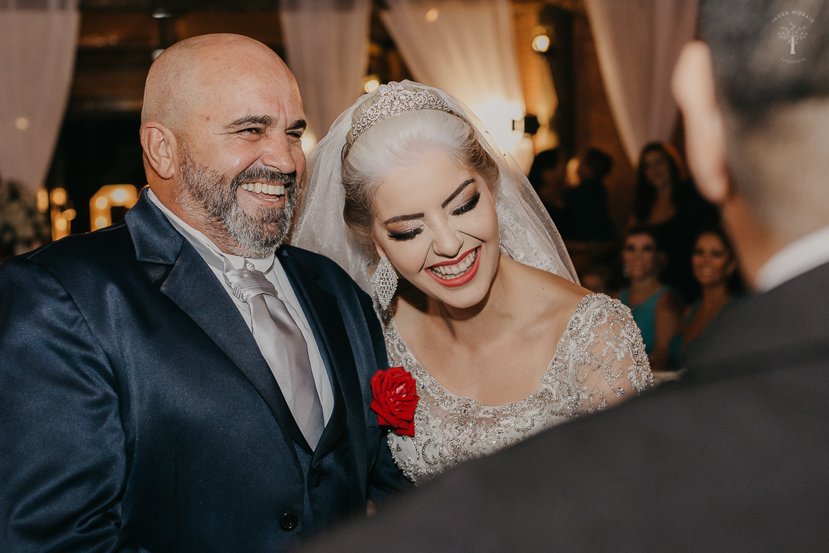 noivas dão gargalhadas no altar em lagoa santa rita
