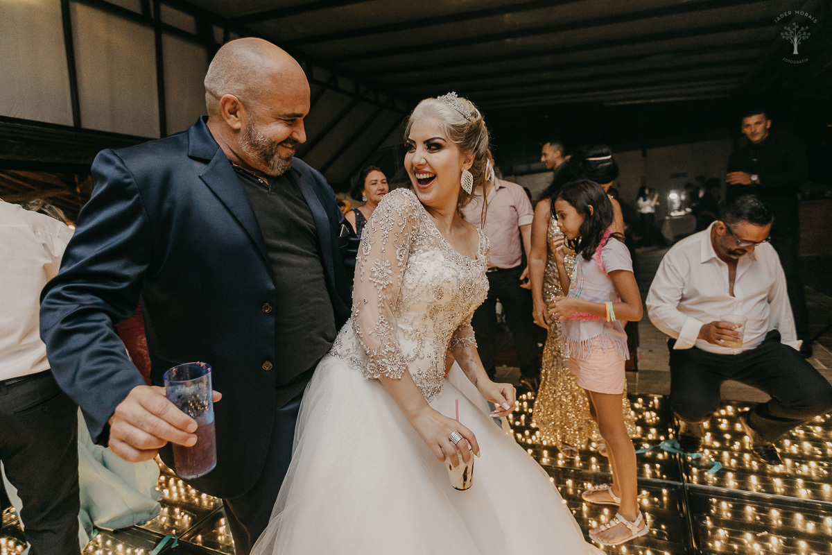 noiva se diverte com o noivo