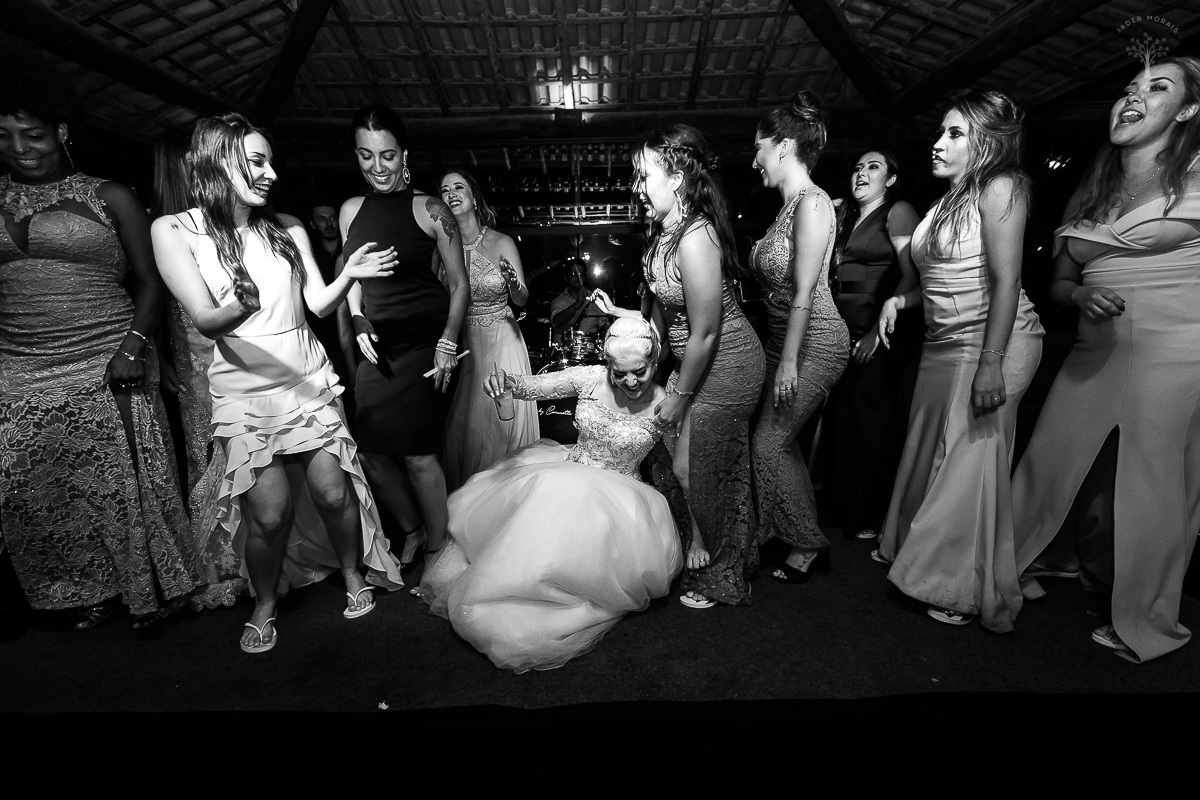 noiva pamella cai no palco do seu casamento