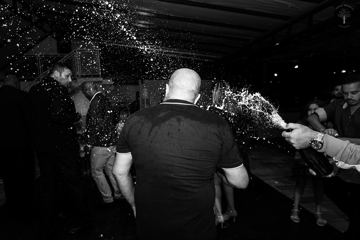 convidado joga champanhe no noivo em lagoa santa rita sp