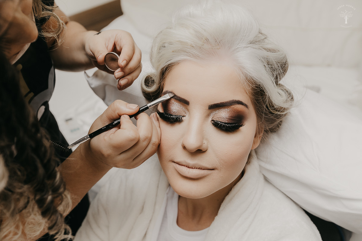 noiva passa lápis nos olhos