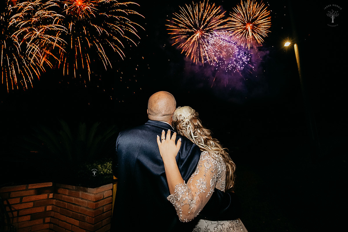 casal assisti queima de fogos na lagoa santa rita em vinhedo