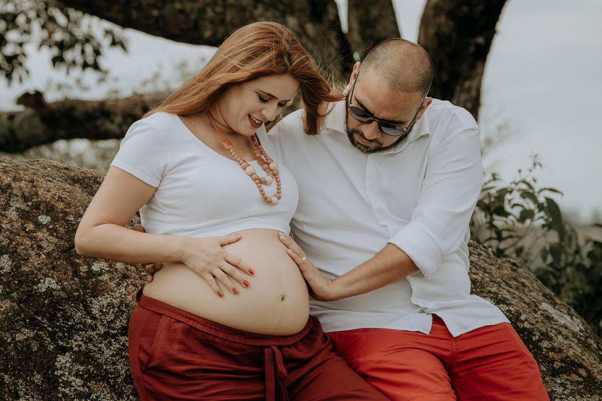 papai faz carinho na barriga da mamãe