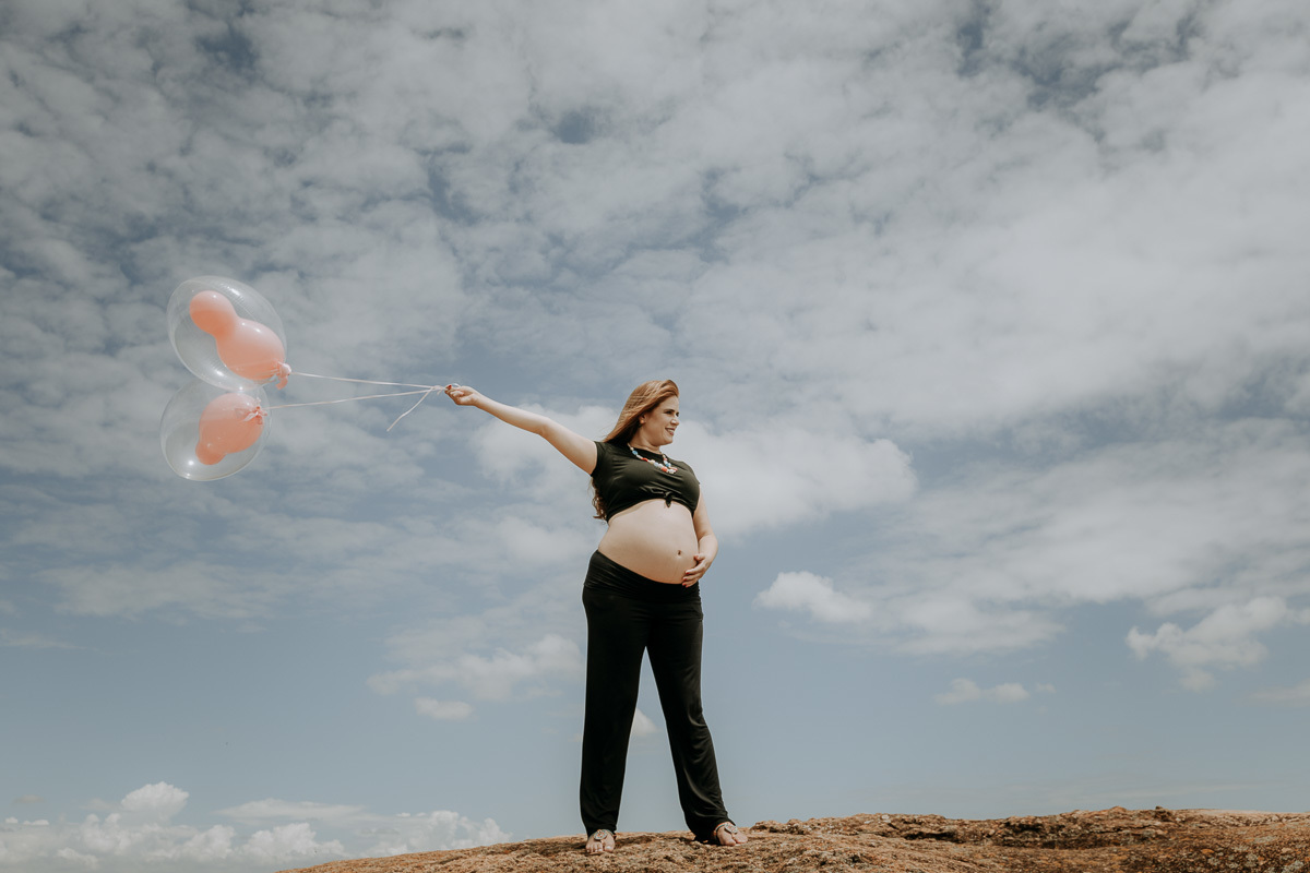mamãe segura balões no ensaio gestante