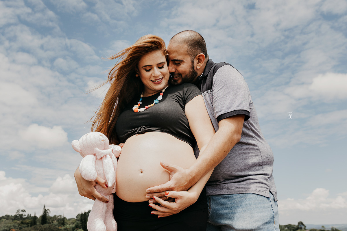 ensaio gestante mamãe segura urso de pelúcia na barriga