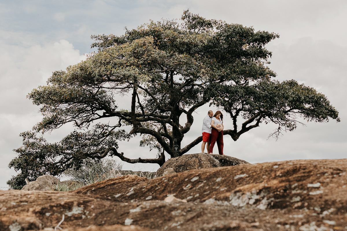 casal sobe nas pedras para tirar foto em valinhos sp