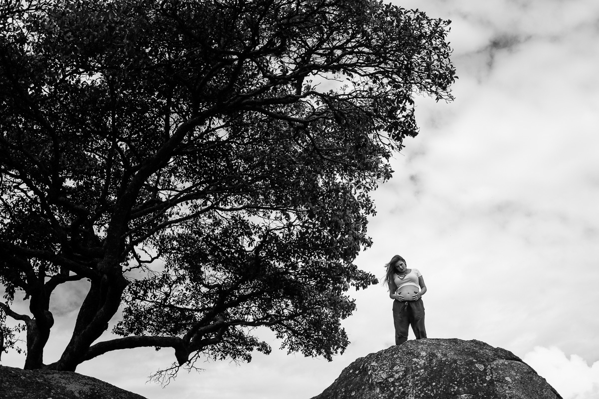 mamãe em cima da pedra grande
