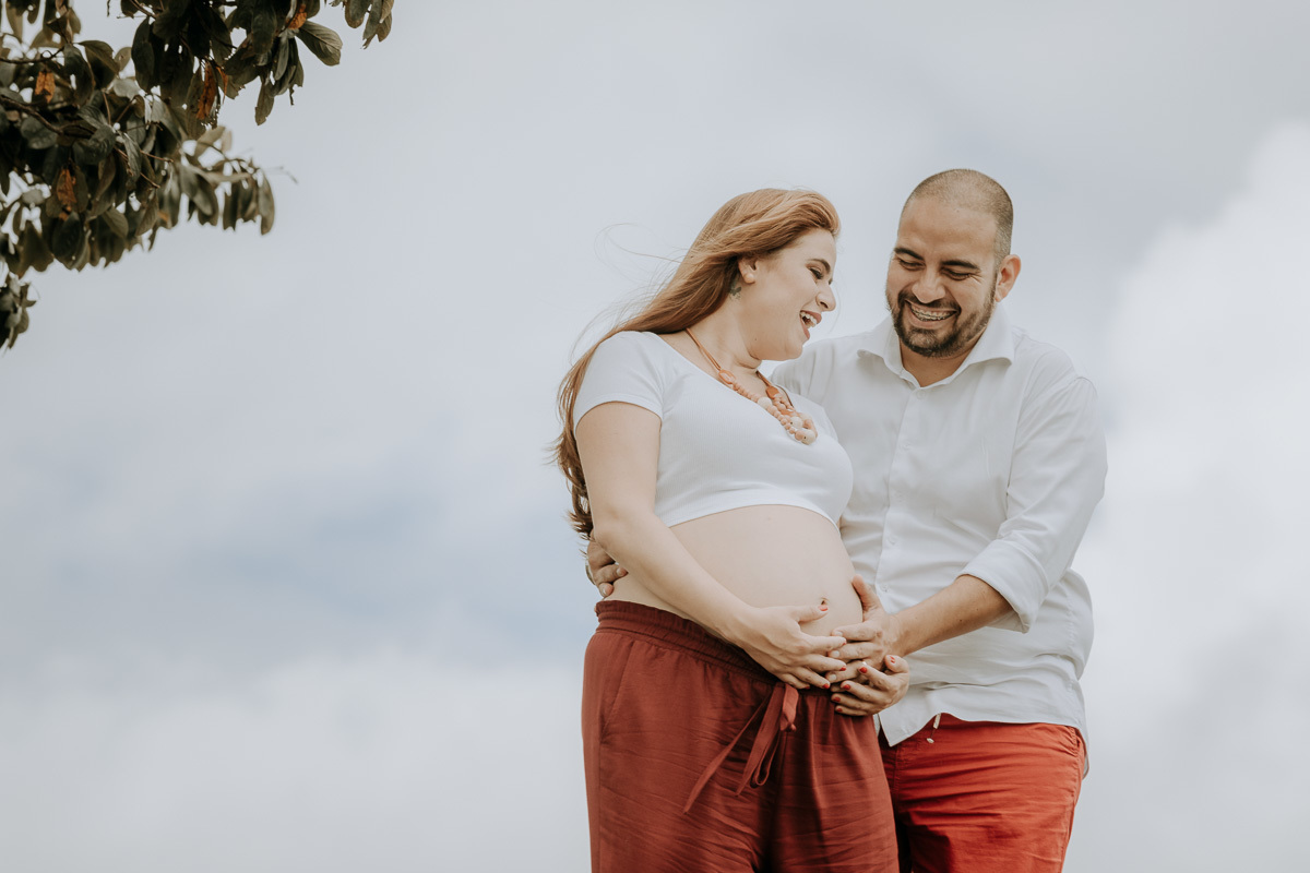 papai e mamãe sorriem para Elis