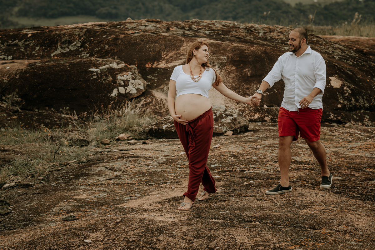 casal caminha sobre pedras