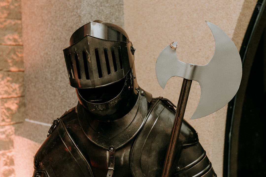 foto das alianças rodrigo e andressa castelo medieval vinhedo sp