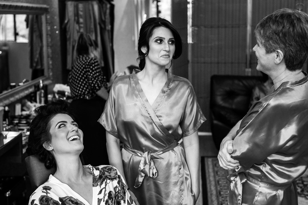 madrinhas conversando com a noiva andresaa