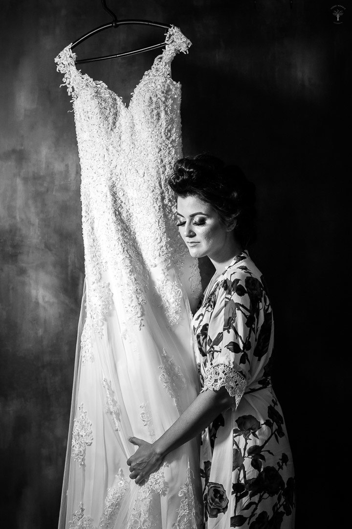 noiva sente o vestido no castelo dos vinhais em vinhedo sp