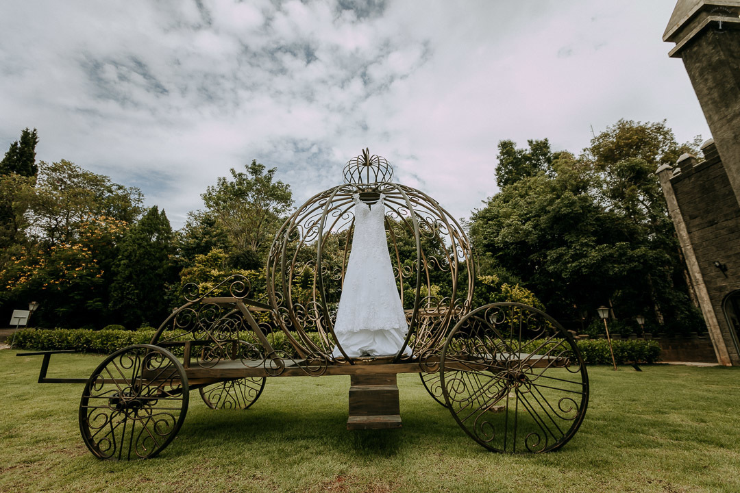vestido pendurado na carroça