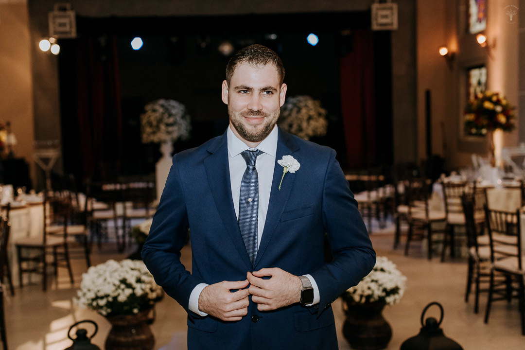 noivo rodrigo coloca terno no castelo medieval