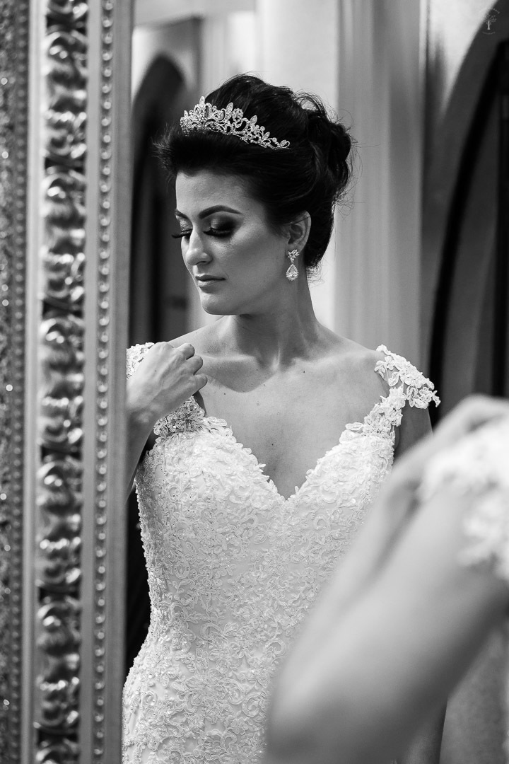 noiva andressa coloca o vestido no castelo dos vinhais vinhedo sp