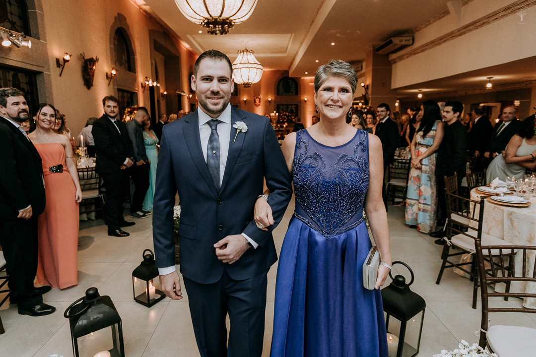 entrada feliz do noivo rodrigo com sua mãe no castelo dos vinhais em sp