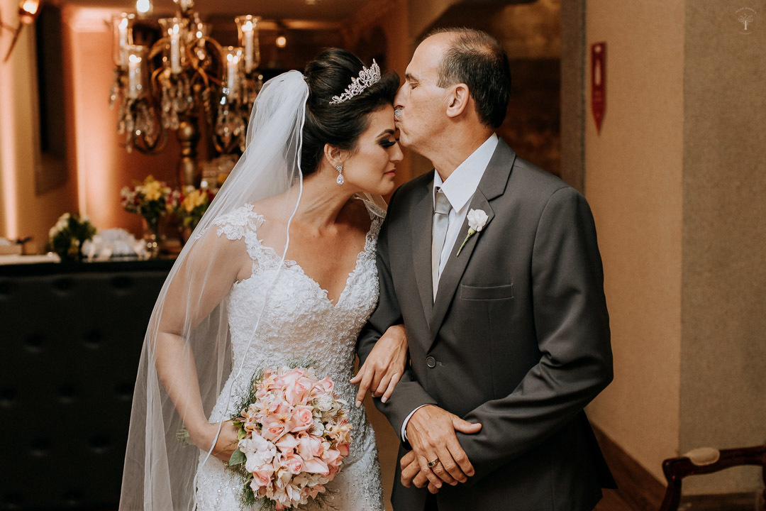 pai beija a noiva andressa na entrada