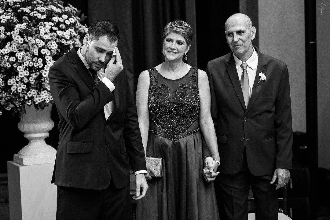 noivo nervoso na cerimônia no castelo medieval vinhedo sp