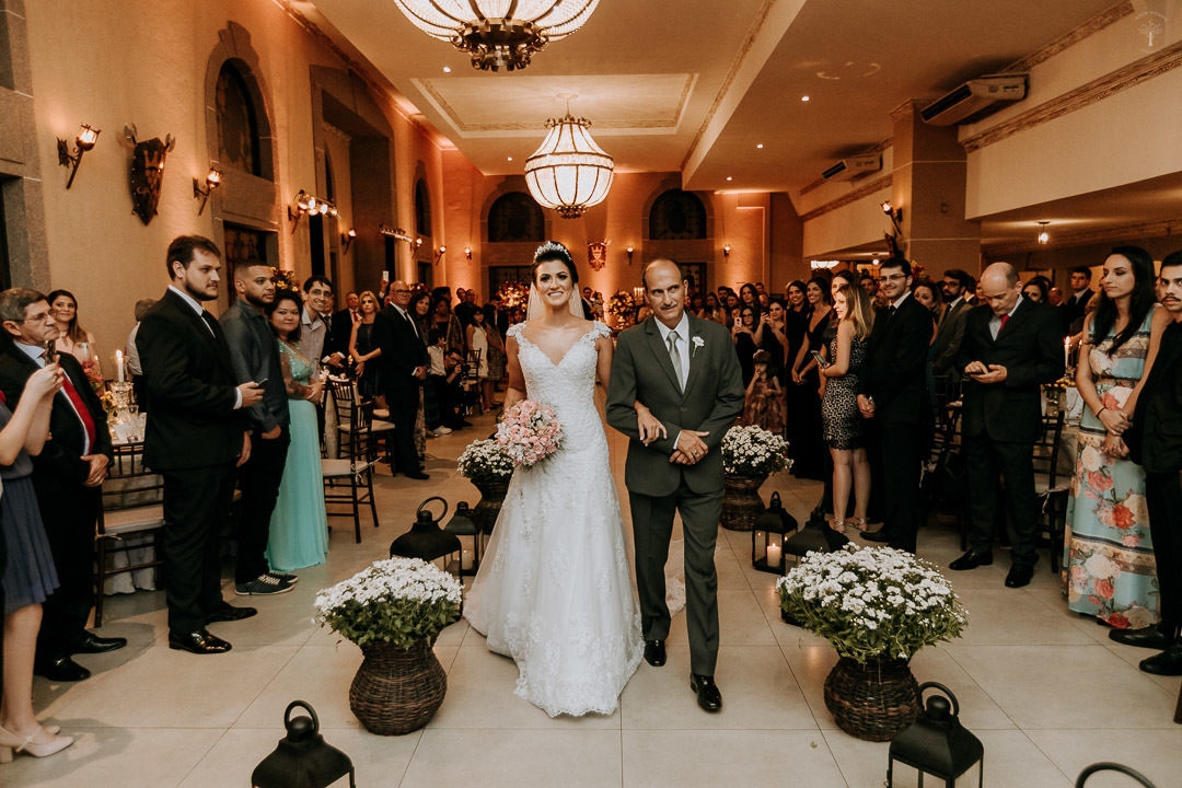 noiva andressa caminha ao lado do pai castelo medieval sp