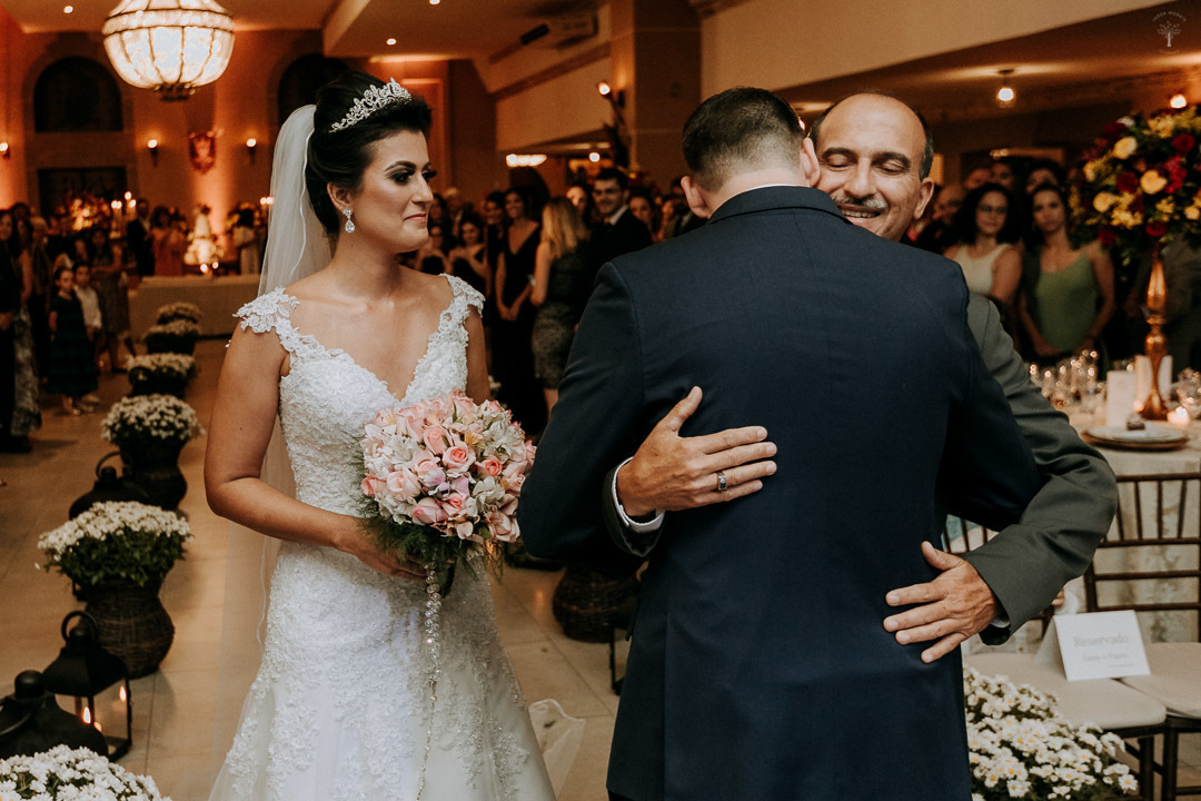 abraço do noivo no pai da noiva andressa
