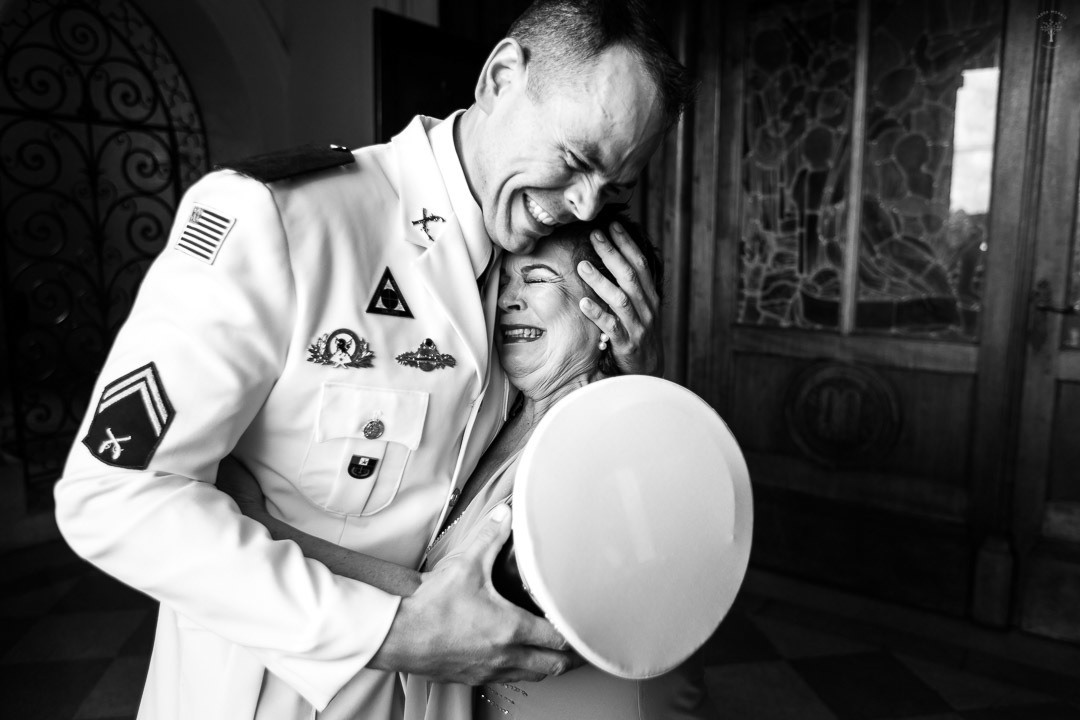 noivo policial abraça sua mãe na porta da igreja valinhos sp