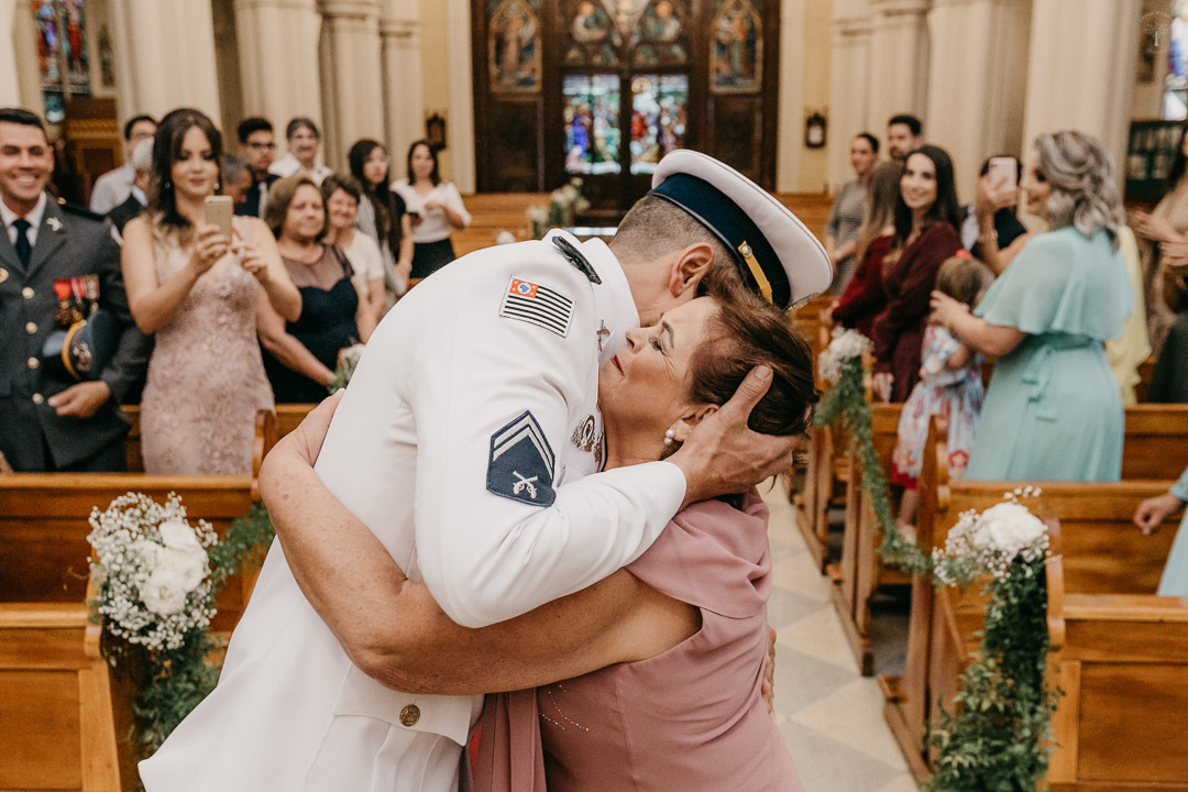mãe abraça o noivo policial igreja matriz são sebastião
