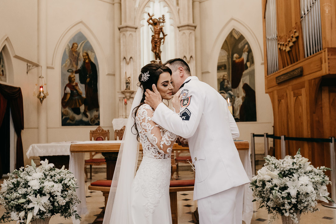 noivo abraça a noiva no altar em valinhos sp