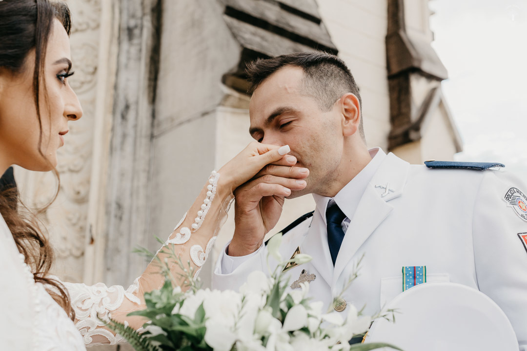 noivo beija a mão da noiva na pós cerimônia em valinhos sp