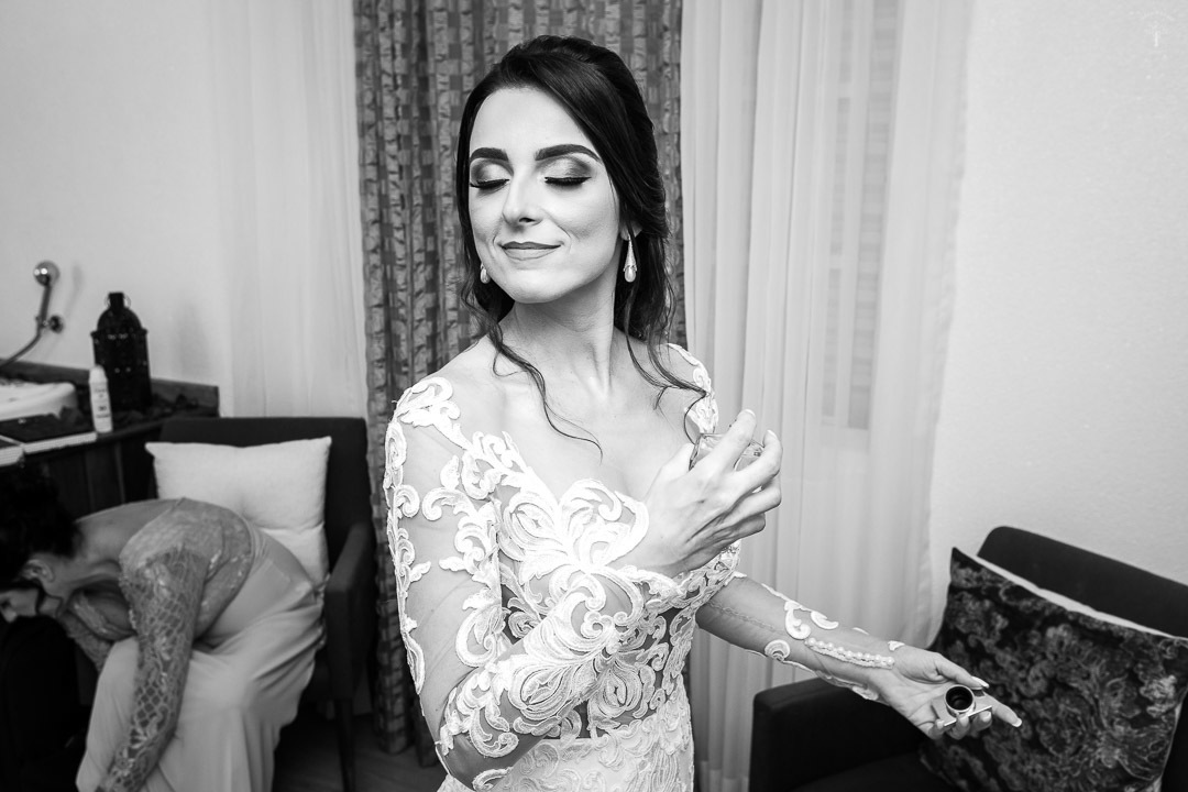 noiva adriana passando perfume