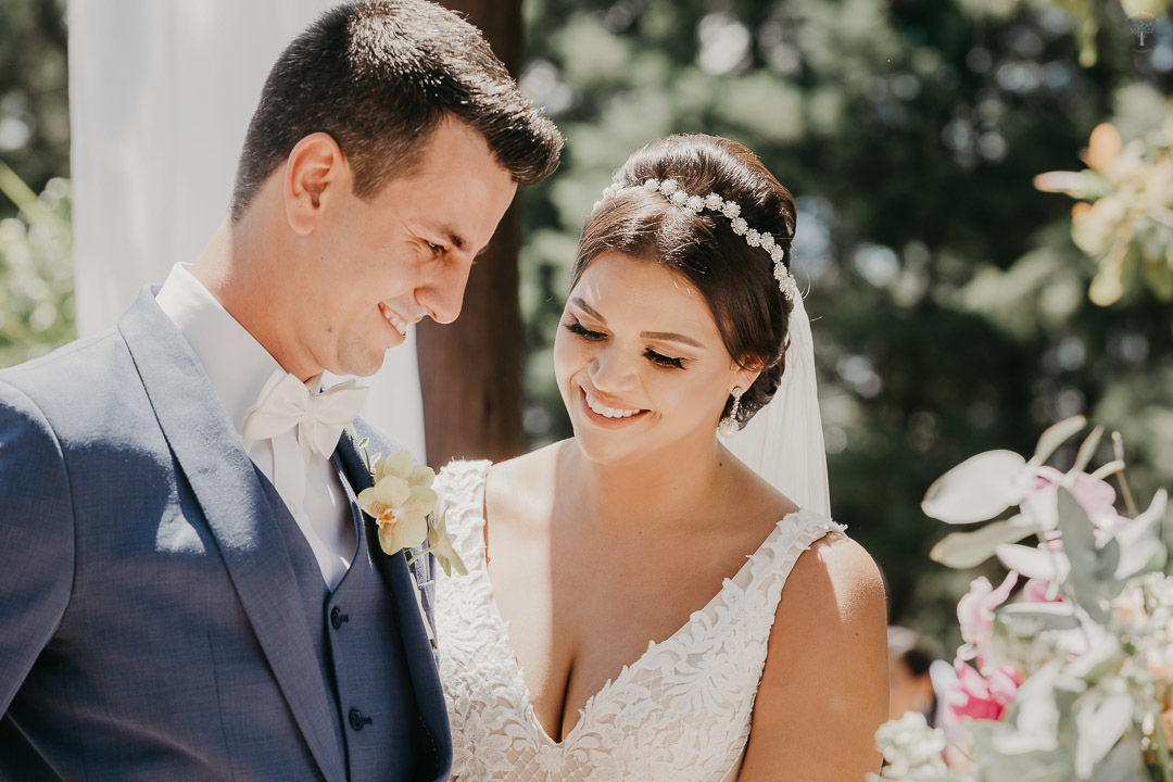 noiva e noivo no altar