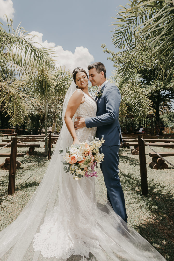 foto dos noivos na chácara caminho de luz em valinhos