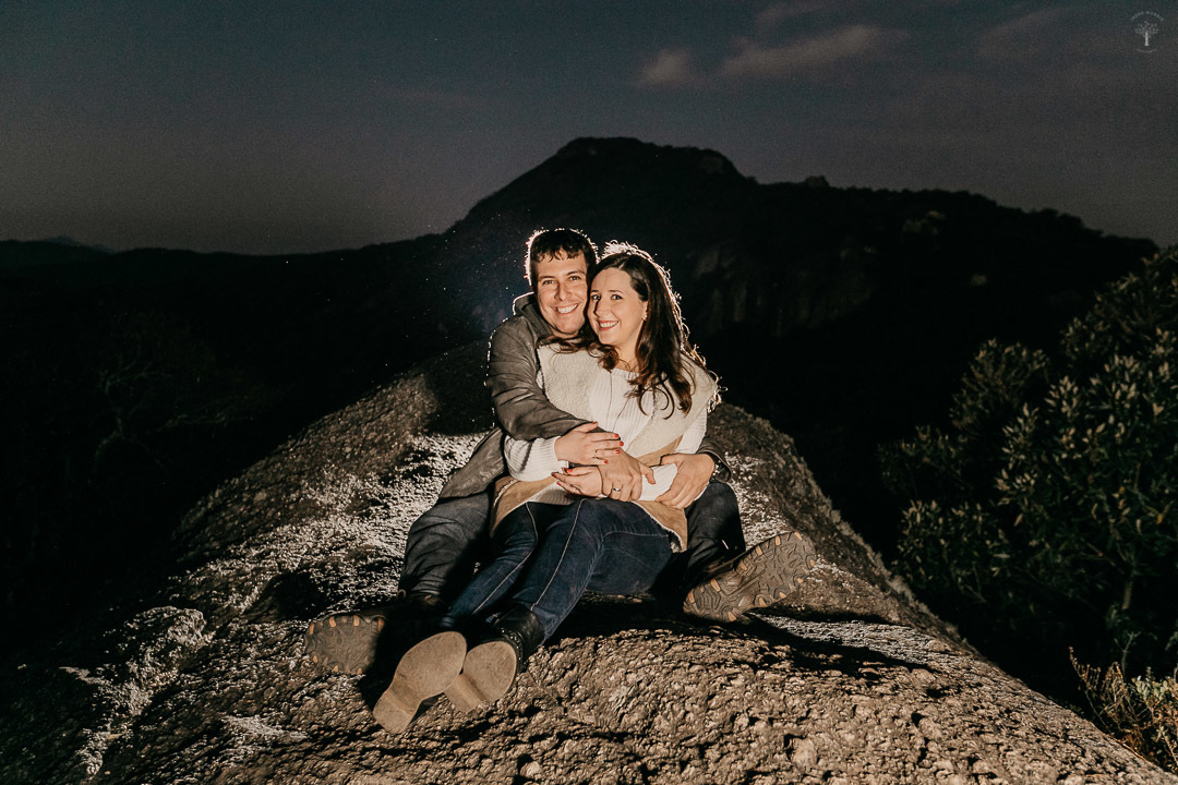 casal-sentado-pedra-redonda-monte-verde