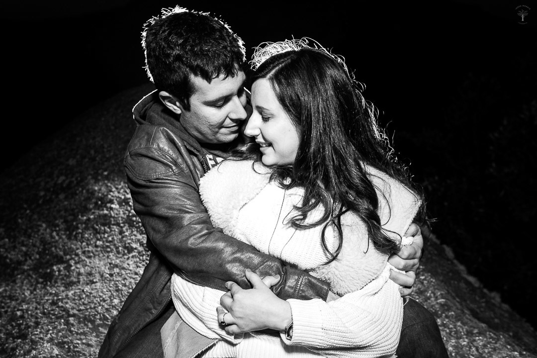 casal-se-abraçam-monte-verde