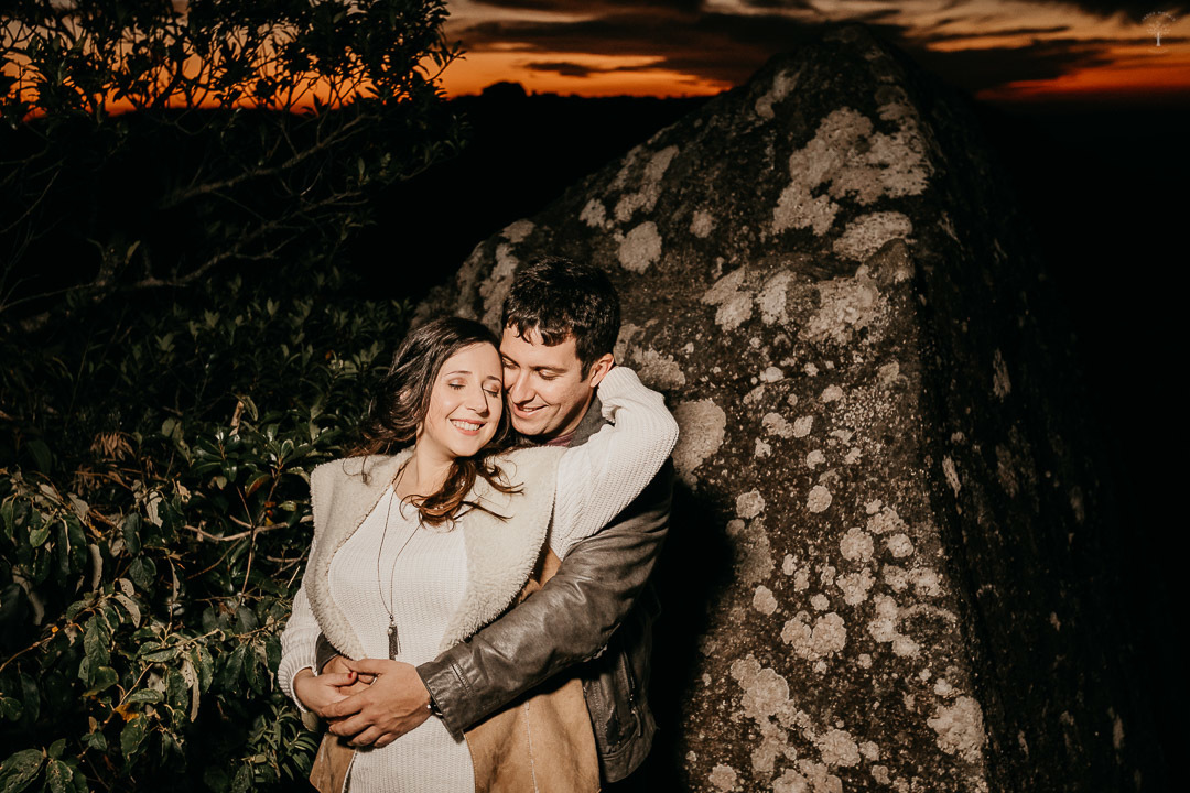 casal-abraçados-pedra-redonda-monte-verde