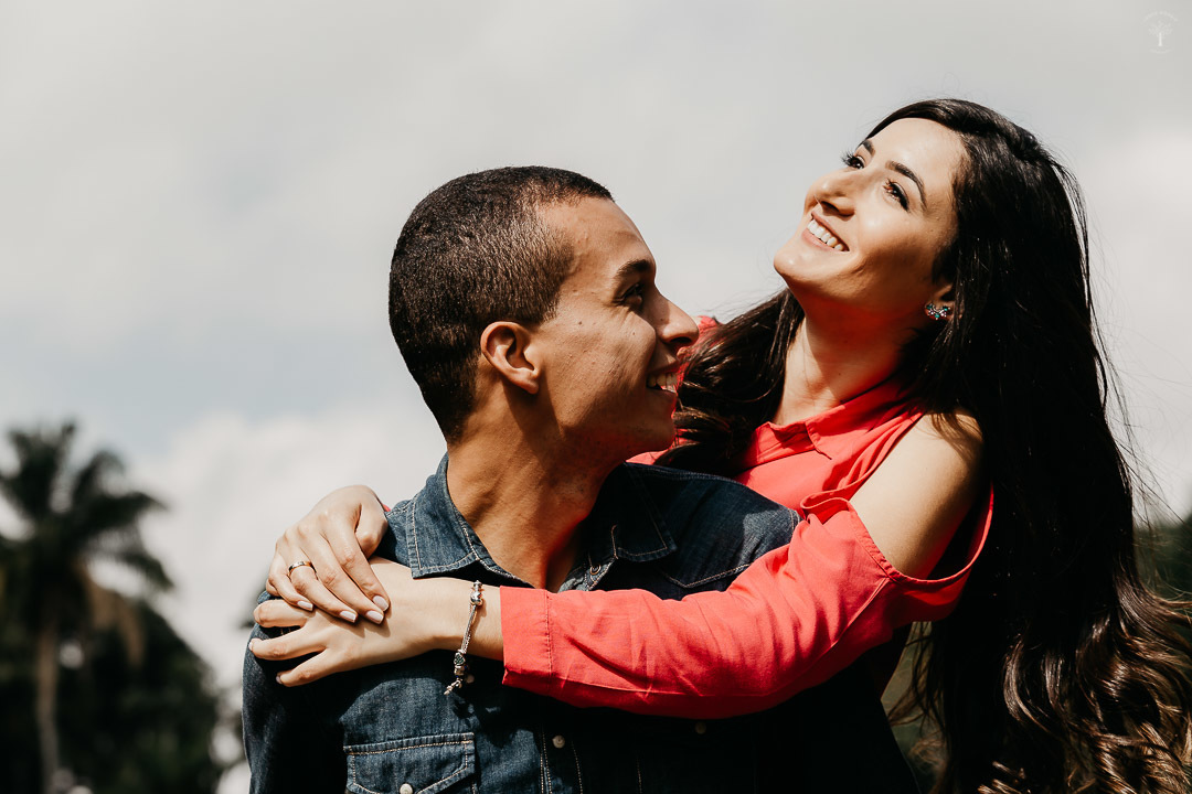 noivo pega noiva no colo no jardim botanico sp