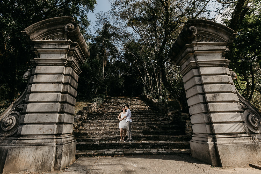 foto casal escadaria do jardim botanico em sp