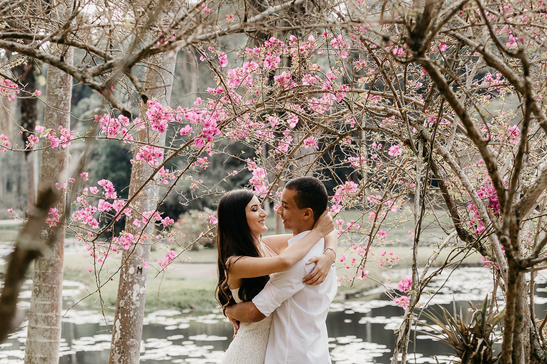 foto ensaio casal com flores jardim botanico sp