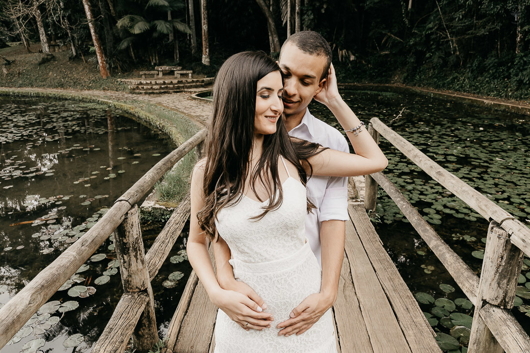noiva abraça o noivo na ponte madeira jardim botanico em sp