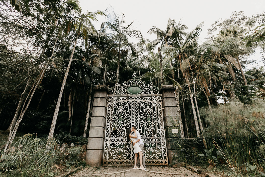 foto casal se beijando no portão do jardim botanico em sao paulo sp