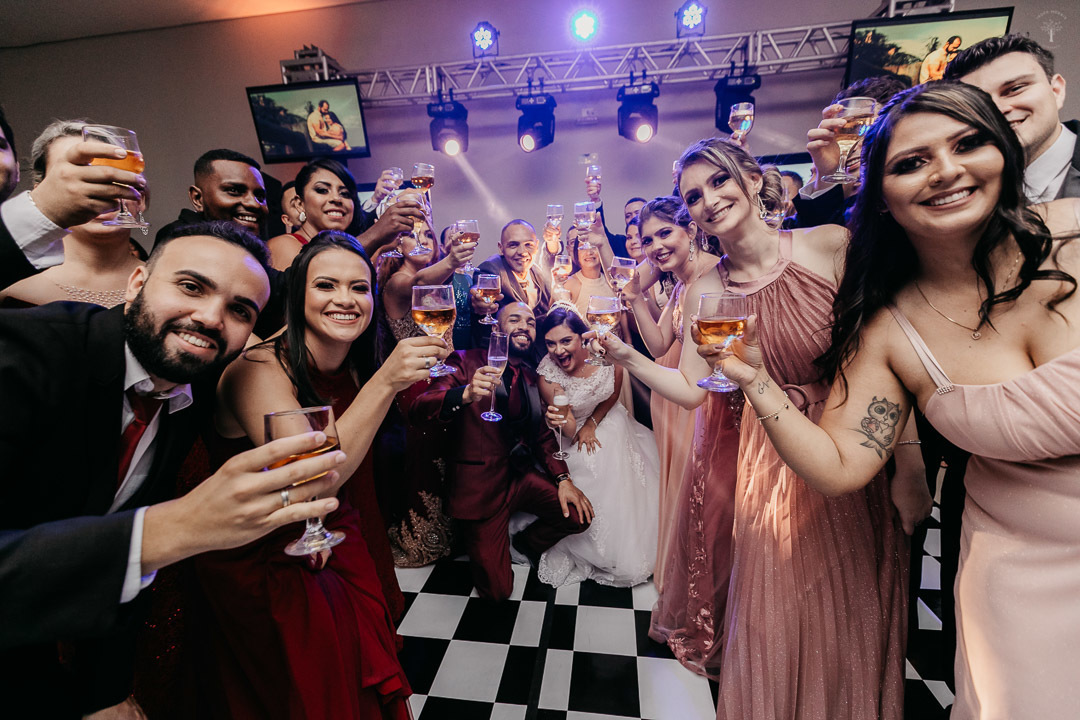 foto do brinde do casamento tuane e danilo estação campestre sumaré sp