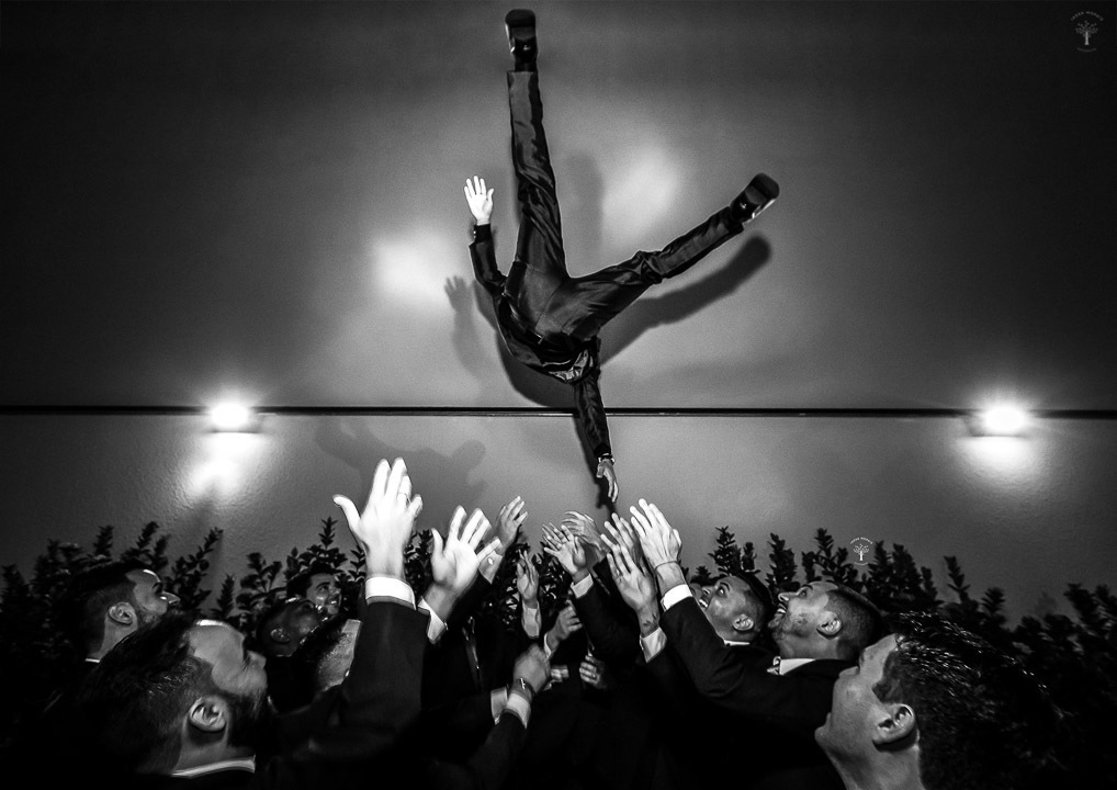 padrinhos jogam noivo bem alto no casamento em sumaré sp