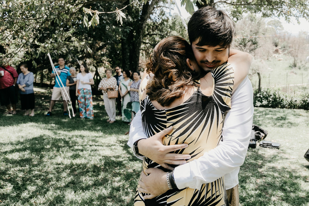 mãe-abraça-filho-casamento-valinhos