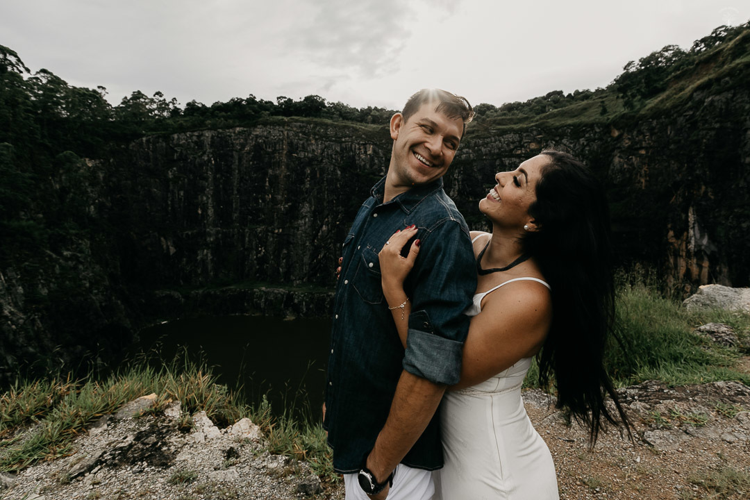 ensaio-casal-externo-pico-do-olho-água