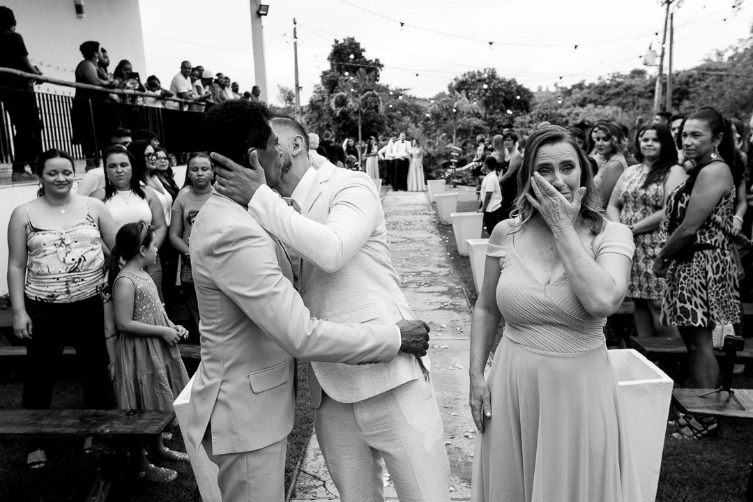 noivo beija pai cerimônia