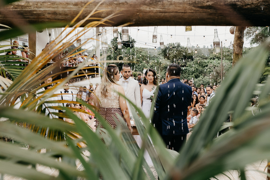 noivos lindos no altar cachoeira