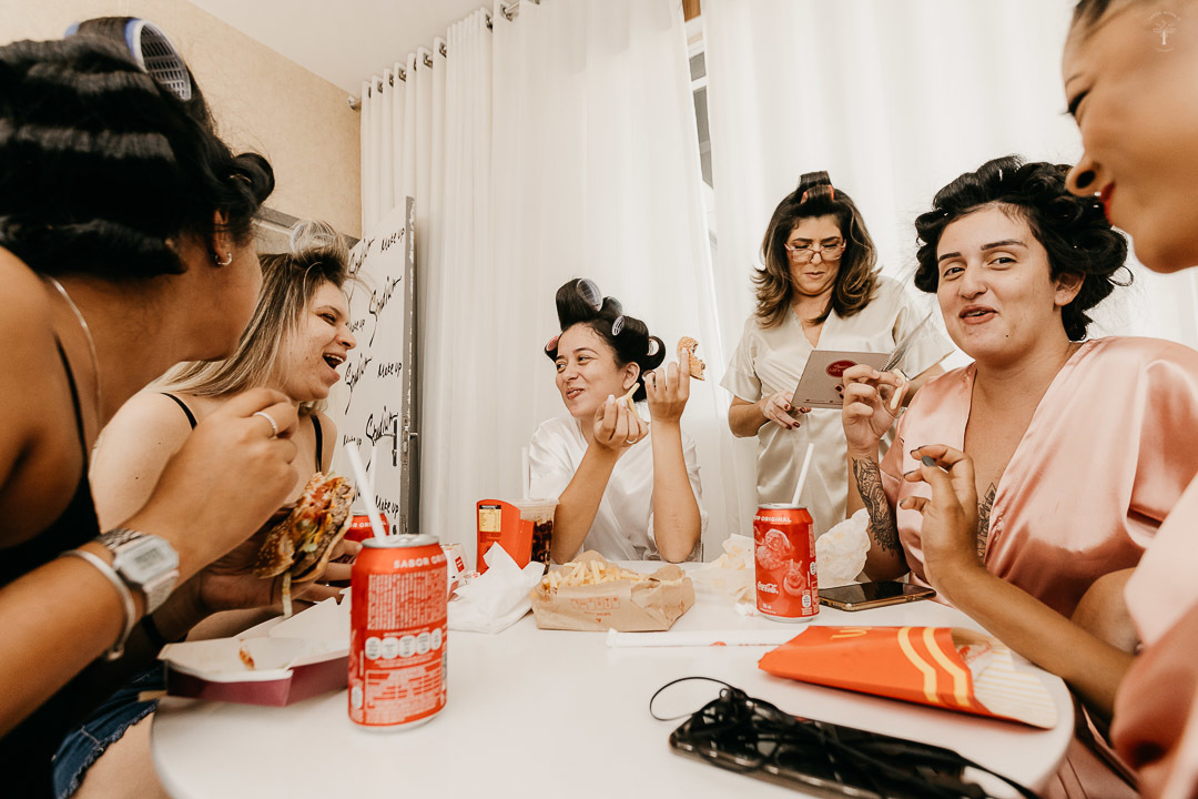 noiva comendo mc donalds